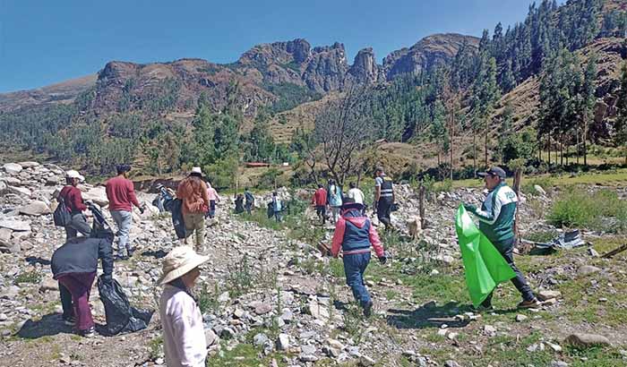 Comisaría PNP Totora Oropesa lidera jornada de limpieza en ribera del río Fusiray